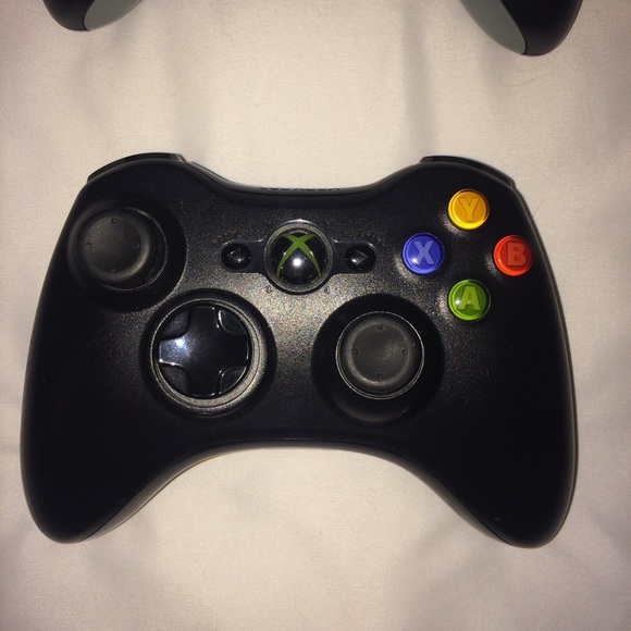 2 Xbox 360 Controllers - Picture 2 of 5